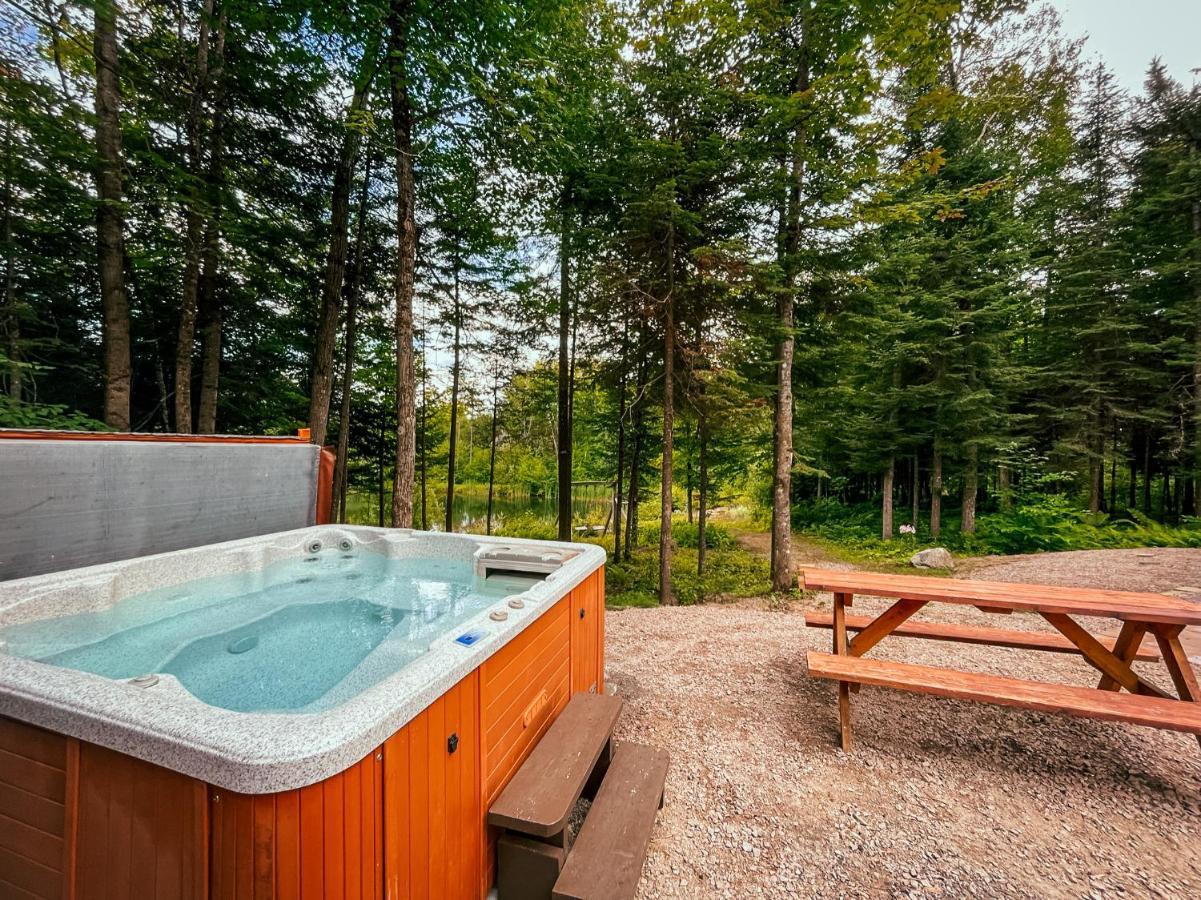 Les Chalets Tourisma - Chalet Dans Les Bois Avec Lac Prive - Le Colibri Saint-Raymond Bagian luar foto
